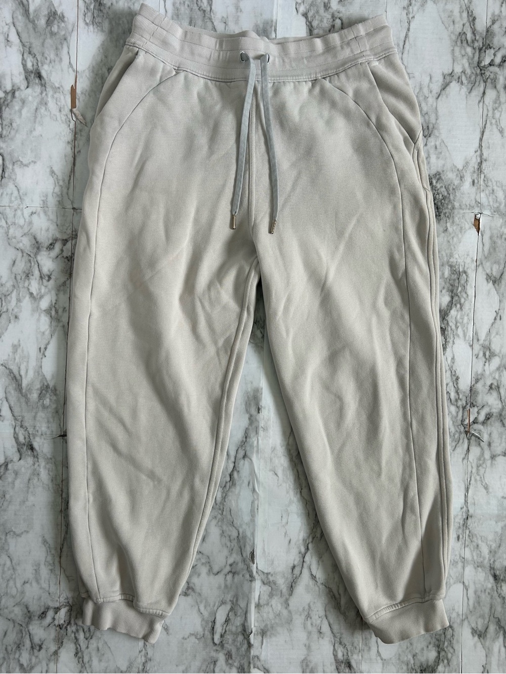 Lululemon women’s  10 oatmeal color Scuba relaxed high rise joggers sweatpants